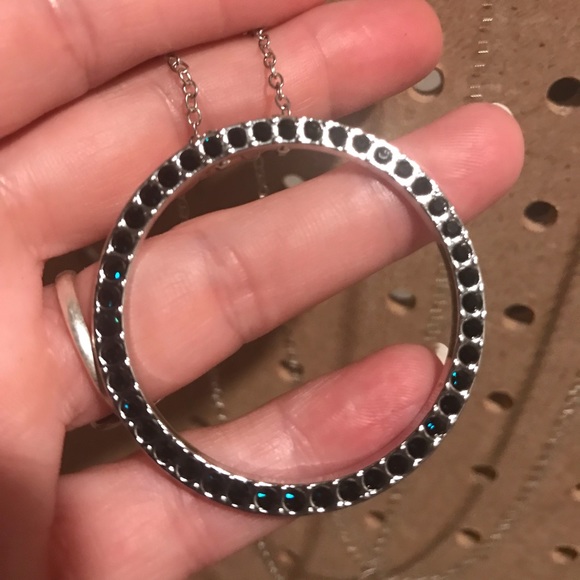 Long silver necklace w/a dark blue stone border